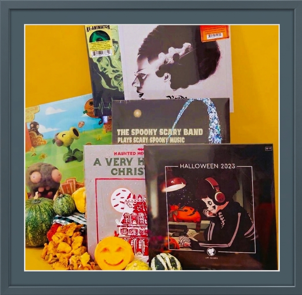 immagine con foto di album in vinile e decorazioni con zucche non edibile e funghi finferli